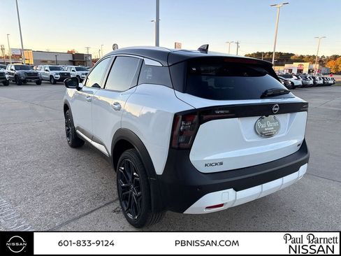 New 2026 Nissan Kicks SR image 11