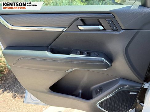 Used 2024 GMC Acadia Elevation AWD/4WD image 17