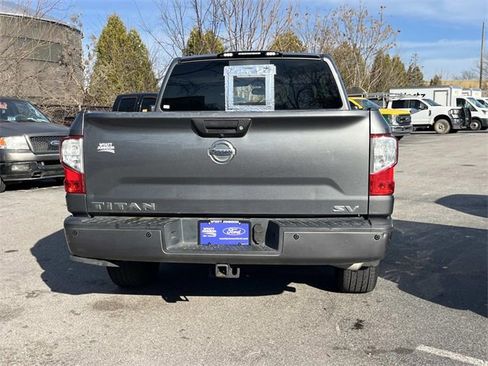 Used 2019 Nissan Titan SV w/ SV Convenience Package image 4