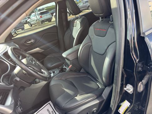 Used 2018 Jeep Cherokee Trailhawk w/ Comfort/Convenience Group AWD/4WD image 9
