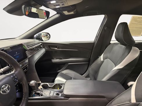 Used 2025 Toyota Camry SE w/ Convenience Package FWD image 10