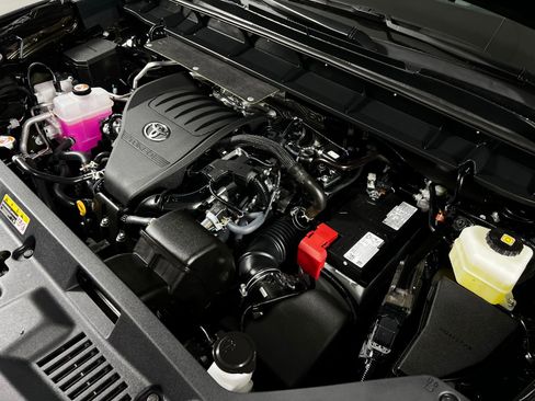 Used 2026 Toyota Highlander XLE AWD/4WD image 11