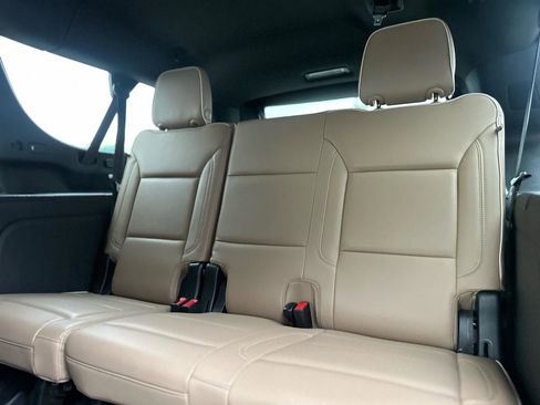 Used 2021 Chevrolet Suburban Premier w/ Premium Package AWD/4WD image 15