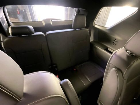 Used 2023 Chevrolet Traverse LT FWD image 38