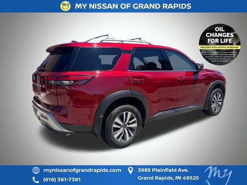 Used 2025 Nissan Pathfinder SL AWD/4WD image 8
