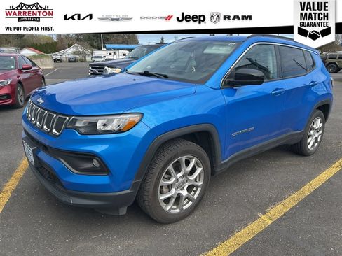 Used 2022 Jeep Compass Latitude w/ Sun and Sound Group AWD/4WD image 1