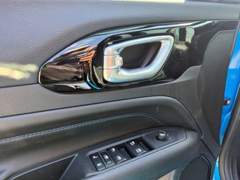 New 2025 Jeep Compass Latitude w/ Sun & Sound Group AWD/4WD image 19
