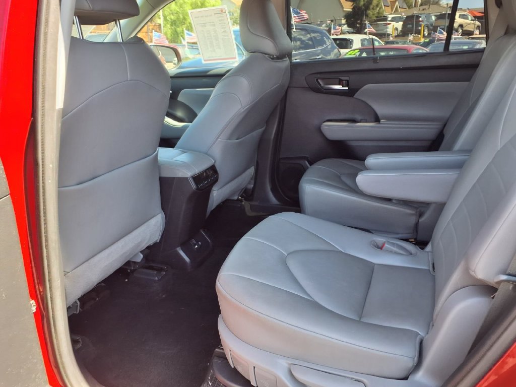 Certified 2021 Toyota Highlander XLE AWD/4WD image 24