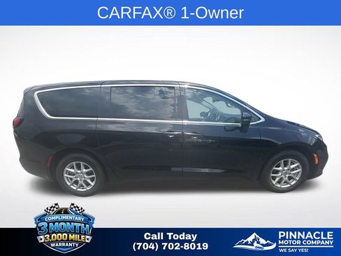 Used 2024 Chrysler Pacifica Touring-L FWD image 3
