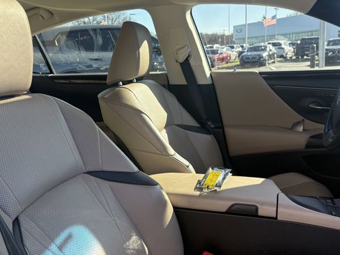 Used 2019 Lexus ES 300h w/ Luxury Package image 33