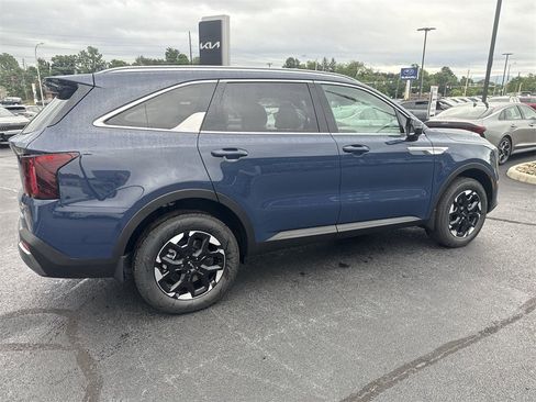 New 2025 Kia Sorento S image 4
