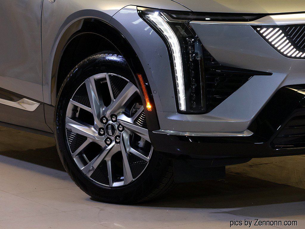 Used 2025 Cadillac Optiq Luxury 2 w/ LPO, Floor Liner Package AWD/4WD image 3