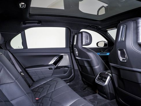 Used 2025 BMW 740i xDrive image 18