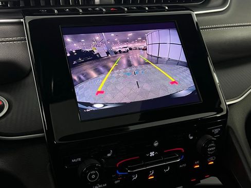 Used 2025 Jeep Grand Cherokee Altitude image 18