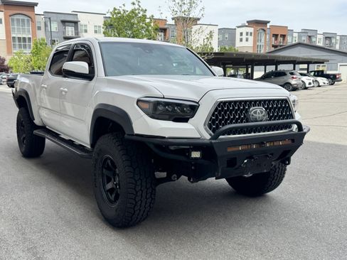 Used 2018 Toyota Tacoma TRD Off-Road w/ Technology Package image 9