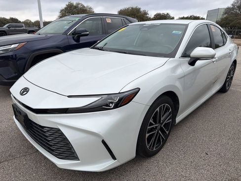 Used 2025 Toyota Camry XLE image 1