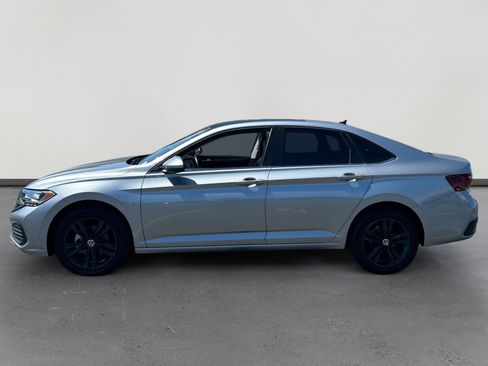 Used 2023 Volkswagen Jetta SE w/ Panoramic Sunroof Package FWD image 2