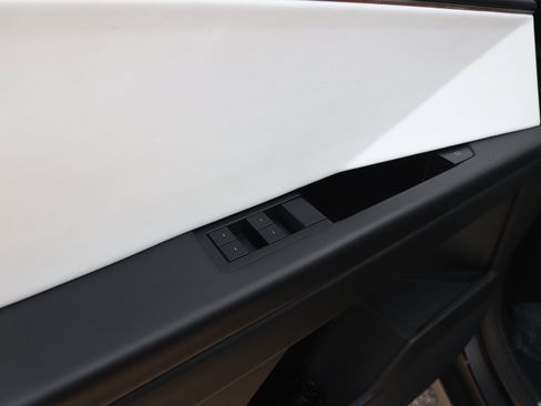Used 2024 Tesla Cybertruck AWD Crew Cab image 22