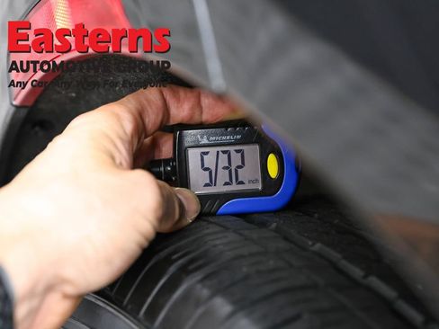 Used 2023 Chrysler Pacifica Touring-L FWD image 31