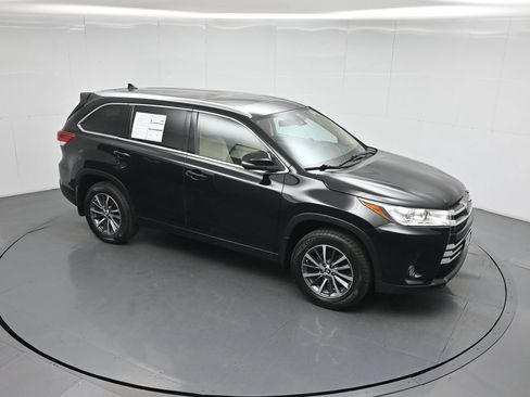 Used 2018 Toyota Highlander XLE AWD/4WD image 41