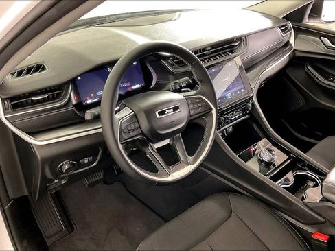 Used 2023 Jeep Grand Cherokee Laredo image 18