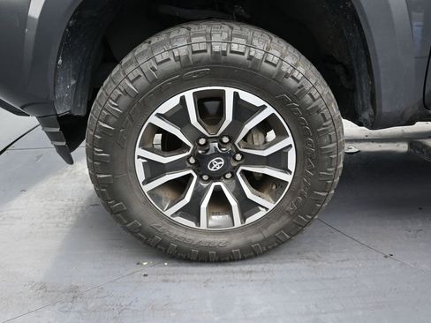 Used 2022 Toyota Tacoma TRD Sport w/ Technology Package image 9