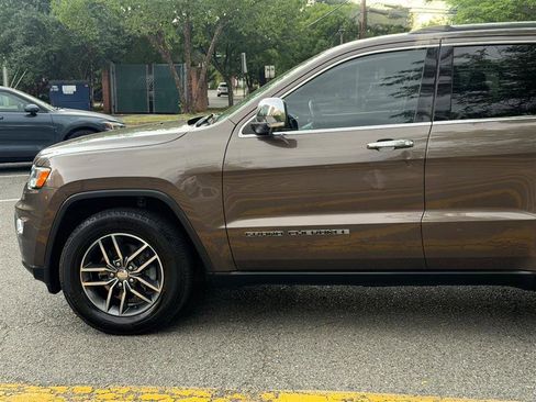 Used 2017 Jeep Grand Cherokee Limited AWD/4WD image 11