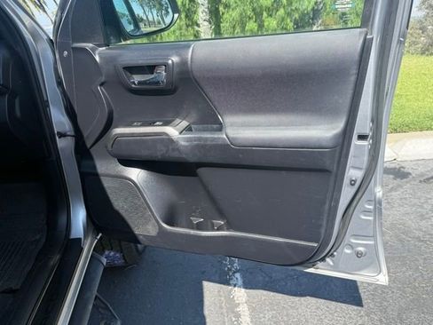 Used 2021 Toyota Tacoma TRD Sport image 11