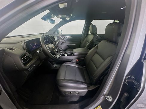Used 2025 Chevrolet Traverse LT image 13