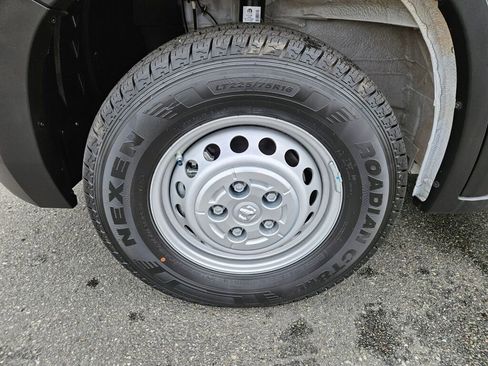 Used 2025 RAM ProMaster 2500 w/ Convenience Group image 9