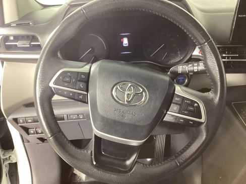 Used 2024 Toyota Sienna XLE FWD image 16