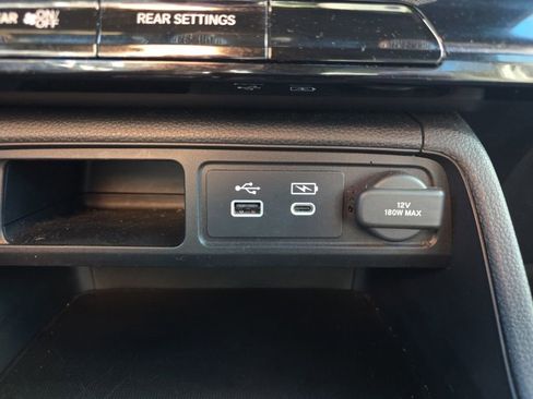 Used 2025 Honda Pilot Sport image 31