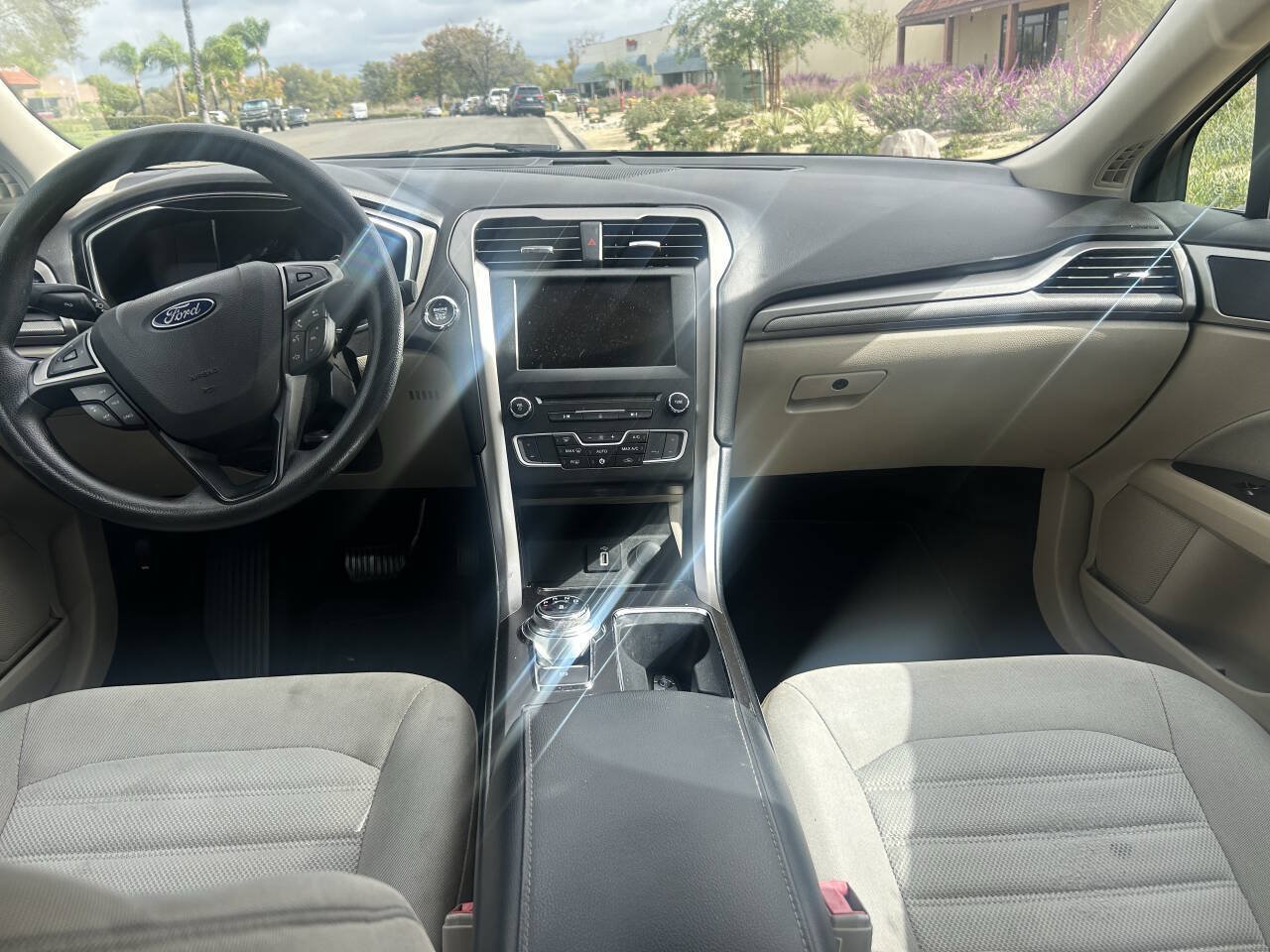 Used 2017 Ford Fusion SE w/ Fusion SE Technology Package FWD image 8