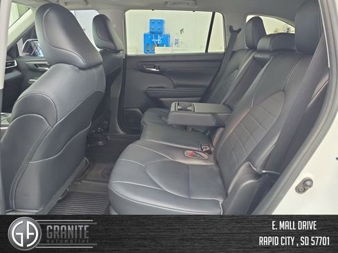 Used 2021 Toyota Highlander XLE image 25