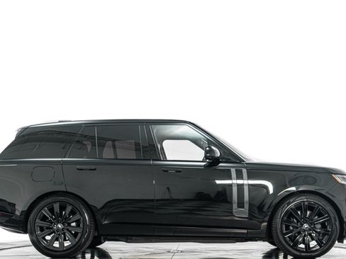 Used 2025 Land Rover Range Rover SE AWD/4WD image 2
