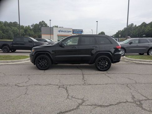 Used 2022 Jeep Grand Cherokee Laredo X AWD/4WD image 2