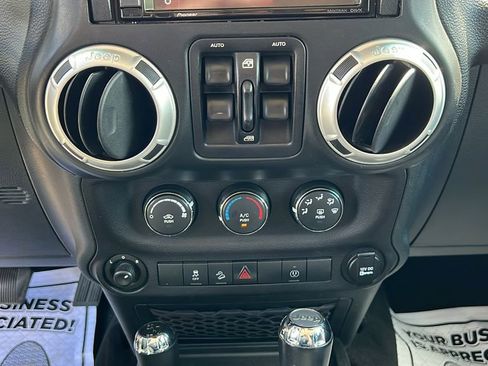 Used 2017 Jeep Wrangler Unlimited Sahara AWD/4WD image 21