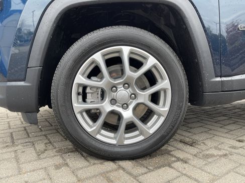 Used 2024 Jeep Compass Latitude image 11