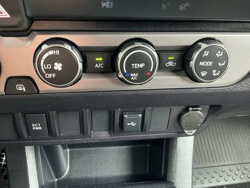 Used 2020 Toyota Tacoma SR5 AWD/4WD image 17