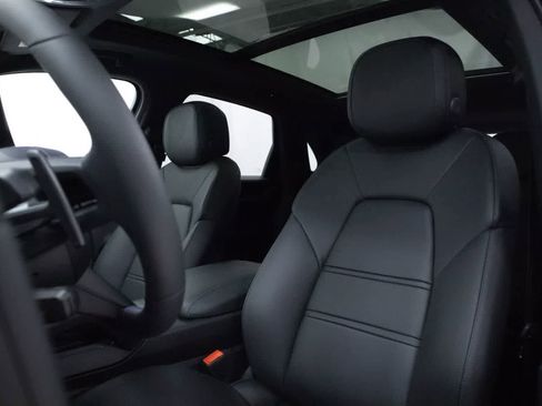 Certified 2025 Porsche Cayenne AWD/4WD image 5