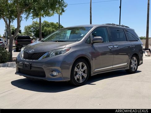 Used 2013 Toyota Sienna SE FWD image 2