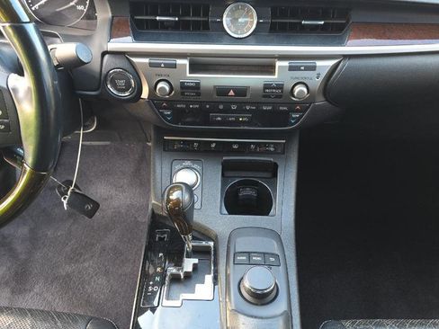 Used 2013 Lexus ES 350 3.5L V6 4DR SEDAN w/ Luxury Pkg image 12