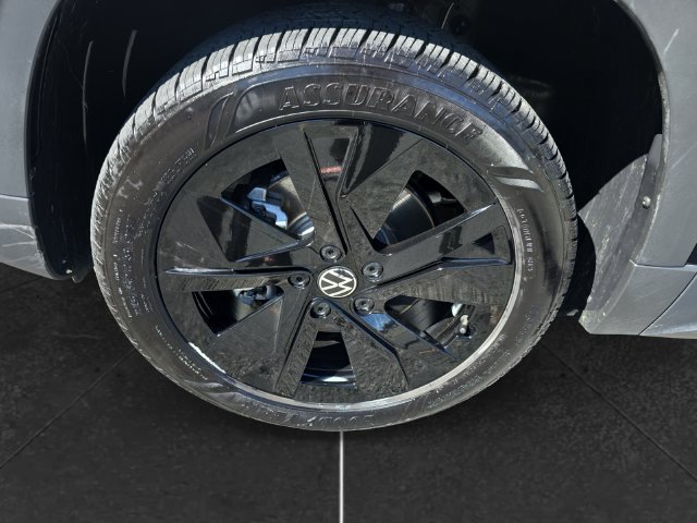Certified 2026 Volkswagen Taos SE FWD image 9