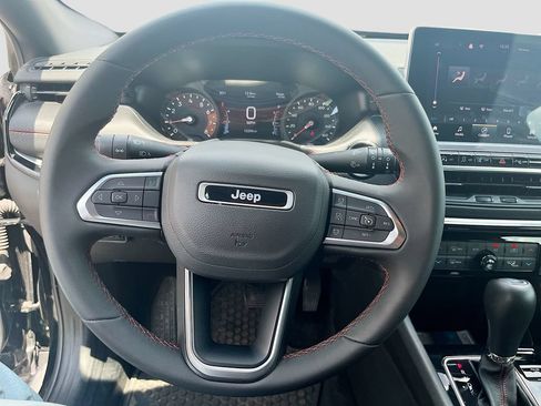 Used 2025 Jeep Compass Trailhawk AWD/4WD image 11