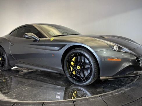 Used 2015 Ferrari California T image 25