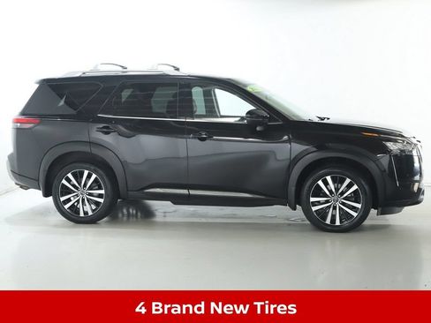 Certified 2024 Nissan Pathfinder Platinum AWD/4WD image 13