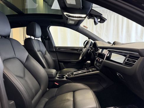 Certified 2022 Porsche Macan image 16