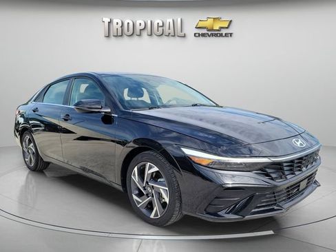 Used 2025 Hyundai Elantra Limited FWD image 7