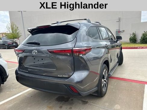 Used 2024 Toyota Highlander XLE AWD/4WD image 3