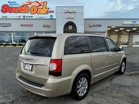 Used 2015 Chrysler Town & Country Touring w/ Driver Convenience Group FWD image 3